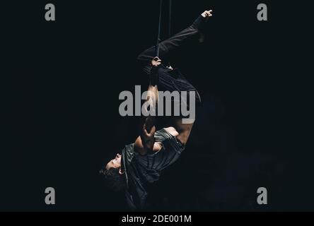 Acrobat professionale prende le corde capovolte Foto Stock
