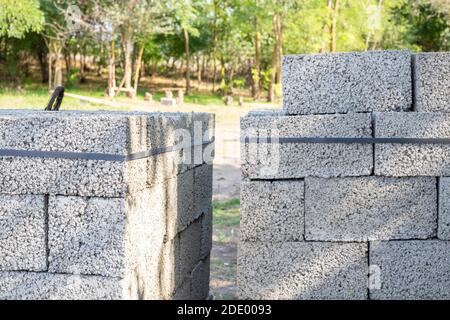 Mattone bianco per costruzione. Blocchi di cenere impilati su pallet sono stati acquistati per la costruzione di una casa in campagna. Foto Stock