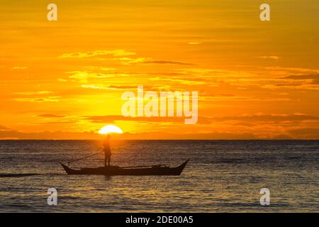 Paddle boarding durante il tramonto a Boracay Island, Filippine Foto Stock