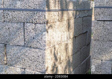 Mattone bianco per costruzione. Blocchi di cenere impilati su pallet sono stati acquistati per la costruzione di una casa in campagna. Foto Stock
