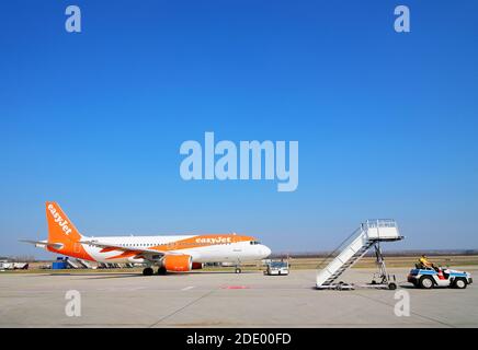 Piano di passeggero si prepara a decollare su Piazza Ferenc Liszt, Aeroporto Budapest, Europa Foto Stock