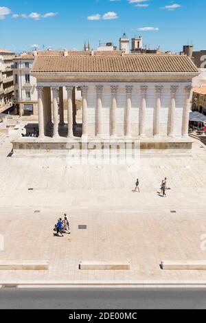 Nimes (Francia sud-orientale): Il tempio romano "Maison Carree" (Casa quadrata) si affaccia dalla terrazza del ristorante "Ciel de Nimes". Tempio romano, Foto Stock