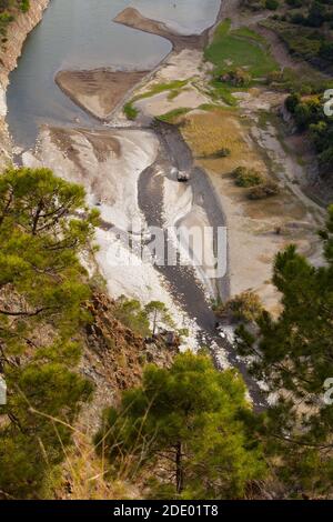 Una vista aerea drone della valle del Rio Verde in Spagna Foto Stock