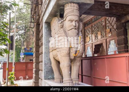 Vista sulla strada della Statua del dio indiano a Mumbai, India Foto Stock