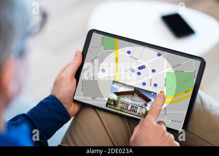 Vendita Casa di proprietà Ricerca on-line su tablet Foto Stock