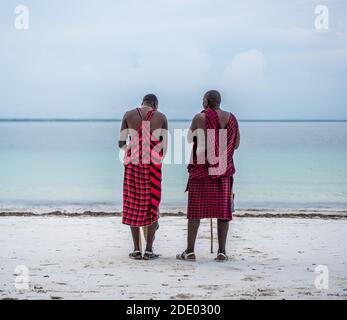 Uomini tribù africane sulla spiaggia Foto Stock