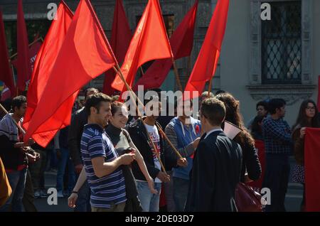 I sindacati si sono riuniti a Kadikoy per celebrare la Giornata Internazionale del lavoro. Foto Stock