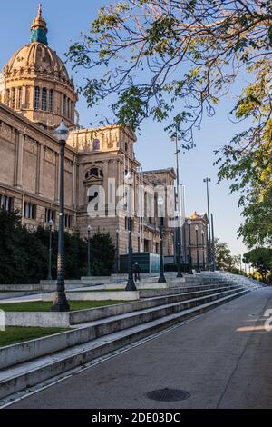 Vista dal lato est del Palau Nacional (catalano per il Palazzo Nazionale) a Barcellona (Spagna). E' stato costruito per l'esposizione Internazionale del 1929 Foto Stock