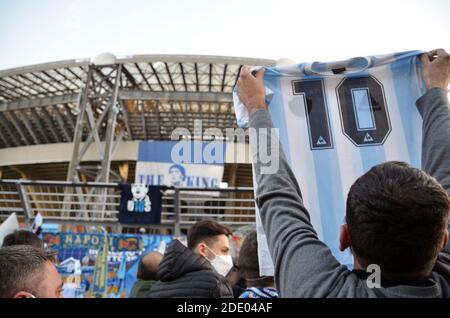 Napoli, Italia. 26 Nov 2020. Candele, fiori e fuochi piro, la preghiera e il ricordo dei sostenitori di Napoli fuori dallo stadio San Paolo alla morte di Diego Armando Maradona ieri a Tigre, città vicino a Buenos Aires, a sessant'anni dall'arresto cardiaco. (Foto di Pasquale Gargano/Pacific Press/Sipa USA) Credit: Sipa USA/Alamy Live News Foto Stock