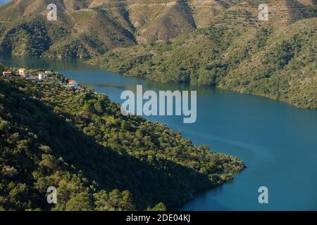 Il lago nella valle del Rio Verde nella Spagna meridionale Che fornisce acqua alla Costa del Sol Foto Stock