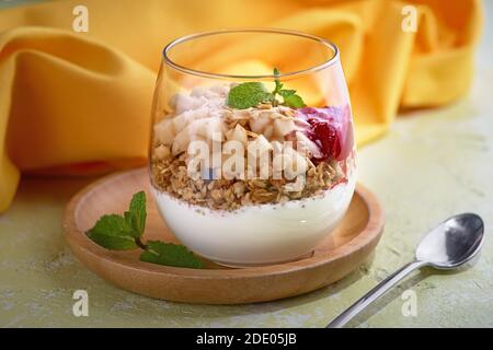 Yogurt greco con mango su fondo di pietra chiaro. Concetto di cibo per la colazione, menu Foto Stock