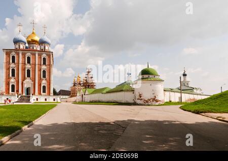 Vista delle cattedrali e delle mura del Cremlino di Ryazan. Ryazan, Russia Foto Stock