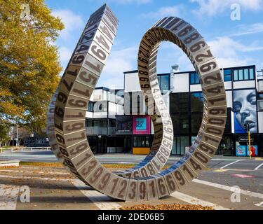 La scultura del tempo di passaggio di Anton Parsons a Christchurch, Nuova Zelanda. Raffigurante ogni anno tra il 1906 e la produzione di opere nel 2010. Foto Stock