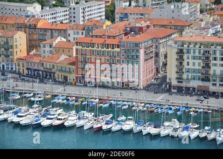 NIZZA, FRANCIA - 04 MAGGIO, 2019: Vista dall'alto sul mare Port Lympia sul Mar Mediterraneo a Nizza in Provenza. Foto Stock