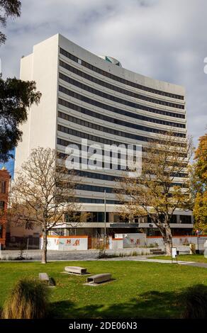 L'ex Rydges Hotel su Worcester Street e Oxford Terrace, gravemente danneggiato dal terremoto del 2011, in attesa di lavori di ristrutturazione. Christchurch, Nuova Zelanda. Foto Stock