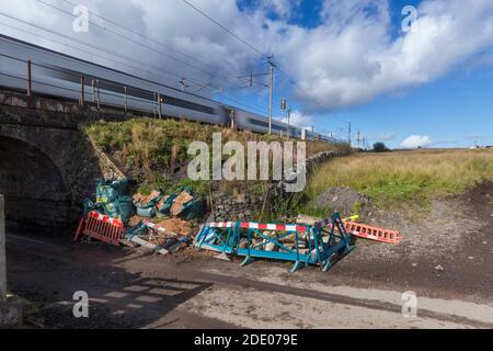Shoring temporaneo di una parete di ritegno e di un argine danneggiati Sulla linea principale della rete ferroviaria della costa occidentale a Cumbria Foto Stock