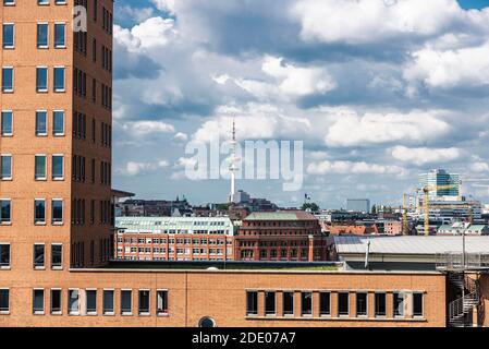 Panoramica di Amburgo con la sua torre di telecomunicazioni vista da HafenCity In Germania Foto Stock