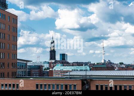 Panoramica di Amburgo con la sua torre di telecomunicazioni e la campana torre della Chiesa di San Michele (Michaelis) vista da HafenCity in Germania Foto Stock