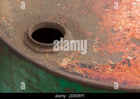 Primo piano del tubo di lancio sul tamburo dell'olio da 55 galloni verniciato in verde arrugginito. Foto Stock