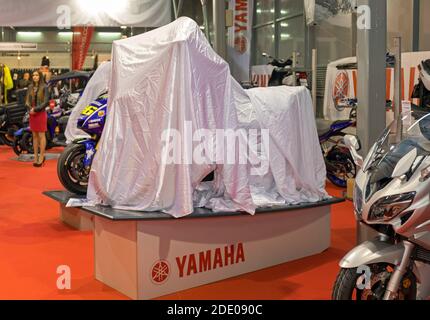 Belgrado, Serbia - 24 Marzo 2017: Yamaha sotto copertura al Salone Internazionale della Moto di Belgrado, Serbia. Foto Stock