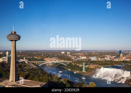 Canada e Stati Uniti d'America, Ontario e lo stato di New York, Niagara, Niagara Falls, vista l'Americano e Bridal Veil Falls Foto Stock