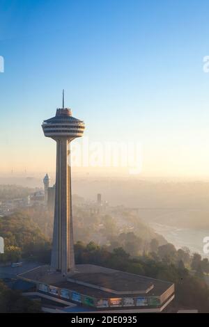 Canada e Stati Uniti d'America, Ontario e lo stato di New York, Niagara, Niagara Falls, Vista della Torre Skylon e le Cascate Americane Foto Stock