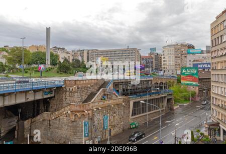Belgrado, Serbia - 27 aprile 2019: Monumento all'Obelisco e pilastro della struttura del ponte Branko a Belgrado, Serbia. Foto Stock