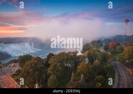 Canada e Stati Uniti, Ontario e New York state, Niagara, Niagara Falls, View of the American, Bridal Veil e Horseshoe Falls all'alba Foto Stock