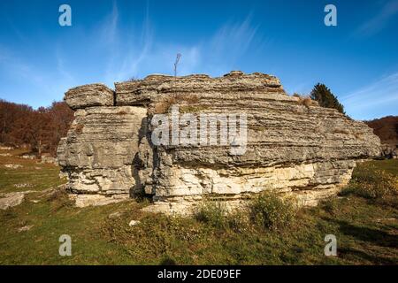 Belle formazioni carsiche rocce nell'Altopiano della Lessinia, Parco Naturale Regionale della Provincia di Verona, Veneto, Italia, Europa. Foto Stock