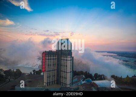 Canada, Ontario, Niagara, Cascate del Niagara, Vista del Fallsview Casino Resort e delle Cascate Americane e Horseshoe Foto Stock