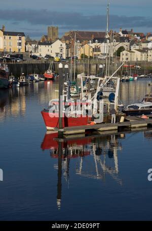 I pescatori riassettavano le reti da pesca e gabbie per le aragoste in marina al porto in Aberystwyth,Ceredigion,Galles Foto Stock