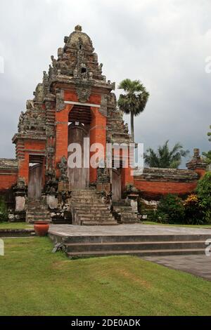 Ingresso al santuario interno, al tempio Taman Ayun, pura Taman Ayun, Mengwi, Bali, Indonesia Foto Stock