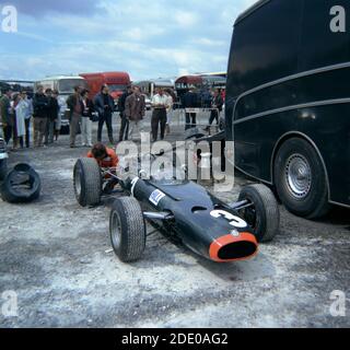 La BRM P261 di Graham Hill F1 nel paddock a Brands Hatch si è tenuta in prova per il Gran Premio di Gran Bretagna 1966, il 15 luglio. Hill ha finito 3° nella gara del giorno successivo Foto Stock