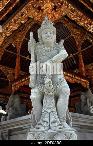 Statua indù, tempio Tirta Empul, pura Tirta Empul, tempio indù balinese dell'acqua, Tampaksiring, Bali, Indonesia Foto Stock