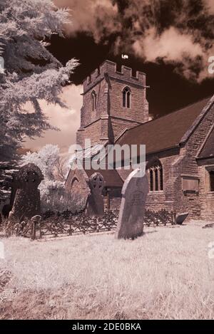 Immagine a infrarossi del 11 ° secolo, classificato di grado II, Chiesa di Sant'Andrea ad aller a Somerset, Inghilterra, in un giorno estivo. Foto Stock