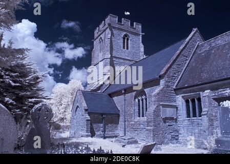 Immagine a infrarossi del 11 ° secolo, classificato di grado II, Chiesa di Sant'Andrea ad aller a Somerset, Inghilterra, in un giorno estivo. Foto Stock