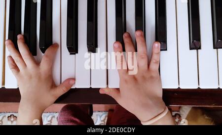 Giovane ragazza che suona piano, formazione a distanza Foto Stock