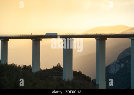 Autostrada Viadotto Italia tra i monti Calabria Foto Stock