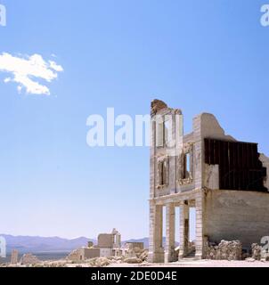 Rovine del cuoco Bank Building nel Nevada città fantasma riolite seduta sul bordo della Valle della Morte è stata fondata nel 1904 e abbandonato nel 1916. Foto Stock