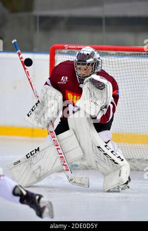 goalie fa risparmiare durante l'allenamento di hockey su ghiaccio all'aperto Foto Stock