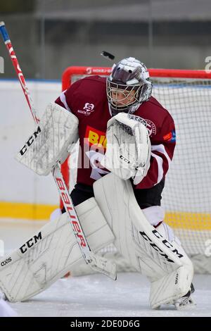 goalie fa risparmiare durante l'allenamento di hockey su ghiaccio all'aperto Foto Stock