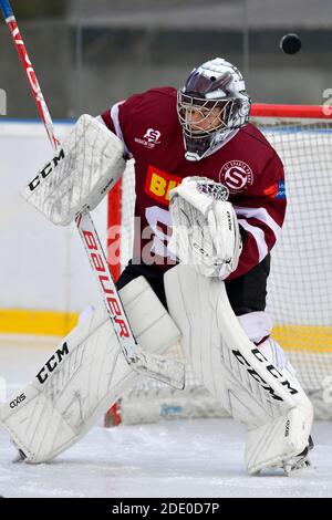 goalie fa risparmiare durante l'allenamento di hockey su ghiaccio all'aperto Foto Stock