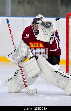 goalie fa risparmiare durante l'allenamento di hockey su ghiaccio all'aperto Foto Stock