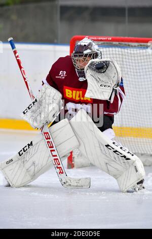 goalie fa risparmiare durante l'allenamento di hockey su ghiaccio all'aperto Foto Stock