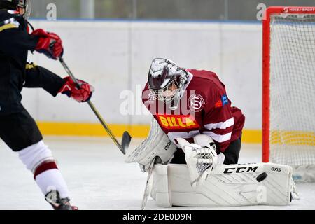 goalie fa risparmiare durante l'allenamento di hockey su ghiaccio all'aperto Foto Stock