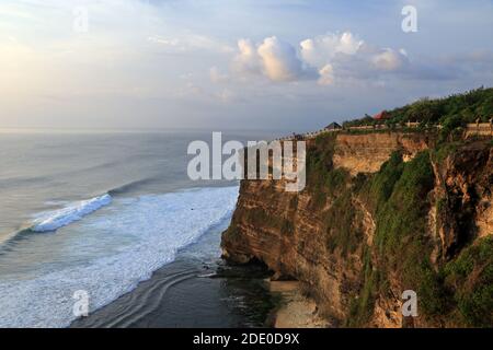 Scogliere della penisola di Bukit, Uluwatu, Bali, Indonesia Foto Stock