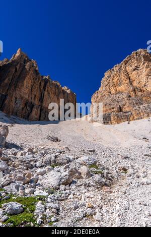 Escursionisti seguendo il sentiero per il rifugio sul monte Piz Boe nelle Dolomiti Foto Stock