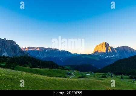 Paesaggio montano dolomitico all'alba dalla vetta del Seceda, Italia. Foto Stock