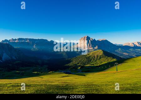 Splendida vista dalla vetta del Seceda. Trentino Alto Adige, Dolomiti Alpi, Alto Adige, Italia, Europa. Pittoresca vista panoramica sul monte Odle - Geisler Foto Stock