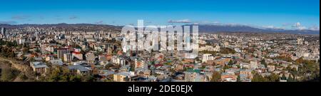 Tbilisi, Georgia - 23 novembre 2020: Vista panoramica di Tbilisi, paesaggio urbano Foto Stock